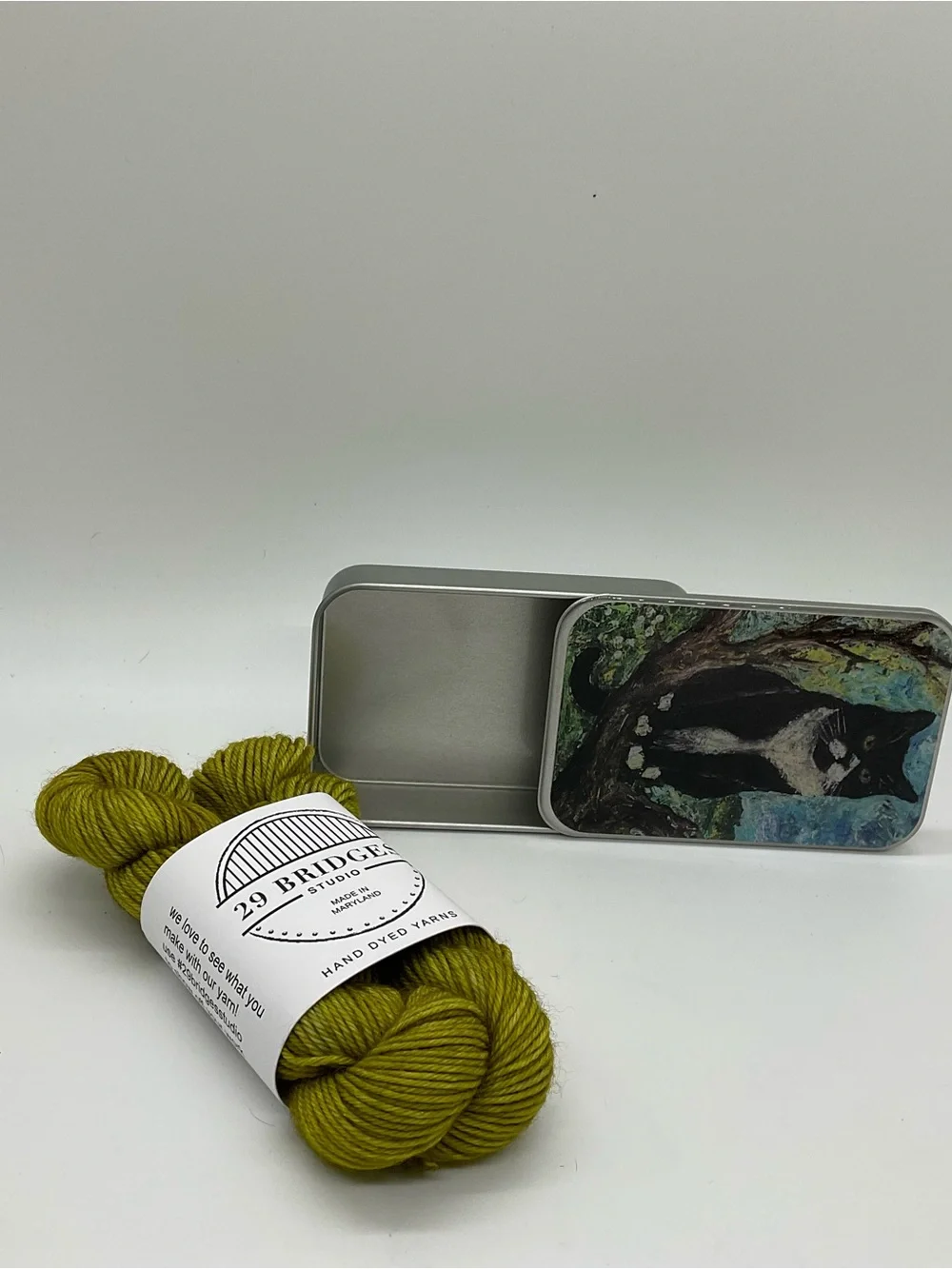 29 Bridges Studio 20gr Hank Go To Sock Yarn And Kitty Resin Tin NEW